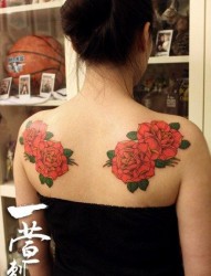 女人后背漂亮精美的玫瑰花纹身图片