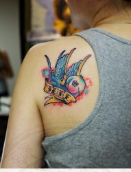 后背漂亮可爱的小燕子纹身图片