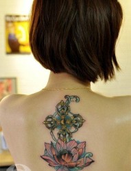 女人后背漂亮精美的莲花金刚杵纹身图片