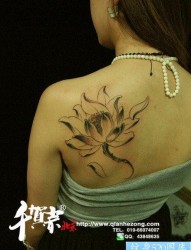 女人后肩背唯美流行的莲花纹身图片