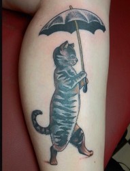 可爱经典的撑伞的猫咪纹身图片