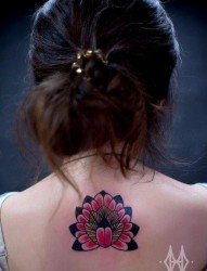 美女后背唯美时尚的红莲花纹身图片
