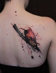 女人后背时尚漂亮的水墨蜂鸟纹身图片