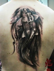 后背一幅经典漂亮的黑白水墨锦鲤纹身图片