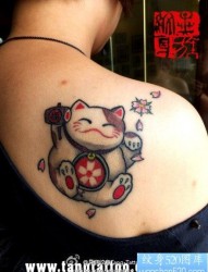 女人肩背可爱的猫咪纹身图片