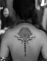 女人后背时尚潮流的梵莲花纹身图片