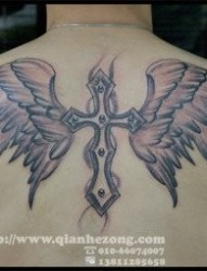 后背潮流帅气的十字架翅膀纹身图片