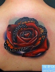 后背潮流唯美的红玫瑰纹身图片