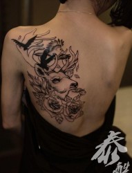 背部独角兽大雁玫瑰花纹身图片