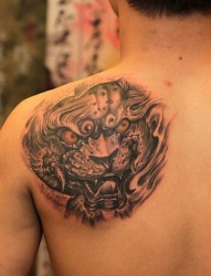 一幅背部唐狮子纹身图片由纹身520图库推荐