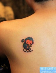 纹身520图库推荐一幅女人背部卡通猴子纹身图片