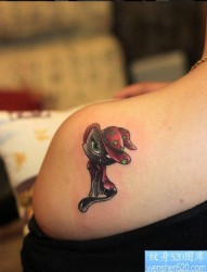 一幅女人背部猫咪纹身图片由纹身520图库推荐