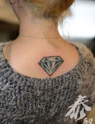 女人背部蓝色爱情钻石纹身图片