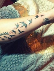 女性手臂黑色小鸟独特英文漂亮刺青