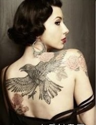 纹身520图库推荐一幅女人背部老鹰纹身图片