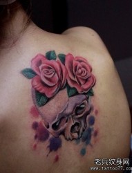 一幅女人背部骷髅头玫瑰花文身图片由纹身520图库推荐