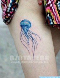 水母纹身图片：腿部彩色水母纹身图片纹身作品