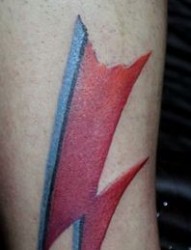 腿部纹身图片：腿部彩色闪电符号纹身图片纹身作品
