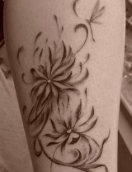 腿部纹身图片：腿部莲花藤蔓蜻蜓纹身图片纹身作品