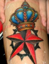 腿部纹身图片：腿部彩色五芒星皇冠纹身图片纹身作品