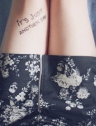 女性腿部简单英文漂亮刺青
