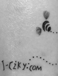 腿部纹身图片：腿部可爱小蜜蜂文字纹身图片纹身作品