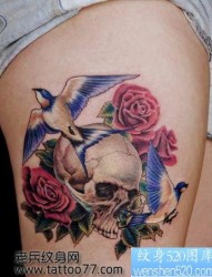 另类的腿部骷髅玫瑰花纹身图片