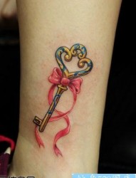 美女腿部很漂亮的钥匙蝴蝶结纹身图片