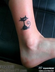 腿部潮流可爱的图腾猫咪纹身图片