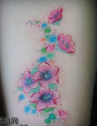美女腿部好看的彩色樱花纹身图片