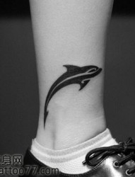 潮流好看的腿部图腾海豚纹身图片