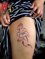 女人喜欢的腿部水墨画鲤鱼莲花纹身图片