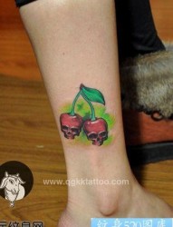 美女腿部彩色樱桃骷髅纹身图片