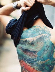 男人背部鲨鱼纹身