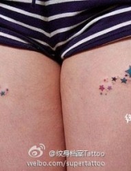 美女腿部潮流好看的五角星纹身图片