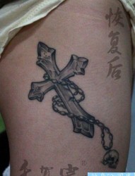 腿部经典潮流的十字架纹身图片