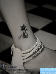 女孩子腿部可爱的图腾猫咪纹身图片