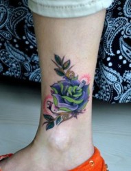 女孩子腿部玫瑰花纹身图片