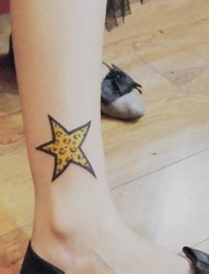 女孩子腿部潮流精美的豹纹五角星纹身图片