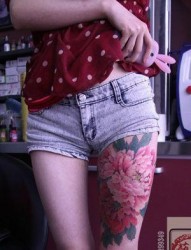 女孩子腿部彩色牡丹花纹身图片