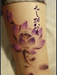 女孩子腿部水墨画风格彩色莲花纹身图片