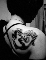 女性背部黑白肖像狼图腾创意刺青