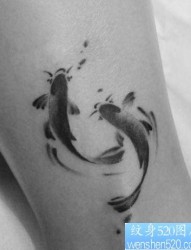 唯美潮流的腿部水墨画鲤鱼纹身图片
