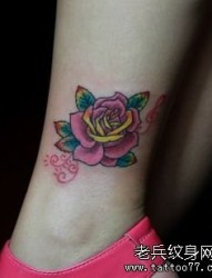 女人腿部潮流精美的欧美风格玫瑰花纹身图片