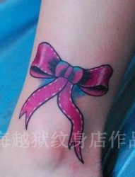 女孩子腿部彩色蝴蝶结纹身图片