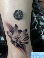 女人腿部精美的一幅黑灰莲花纹身图片