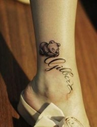 女孩子腿部小熊维尼英文字母纹身图片