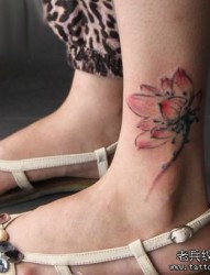 女人腿部唯美好看的水墨莲花纹身图片