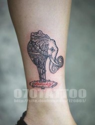 女孩子腿部一幅图腾大象纹身图片