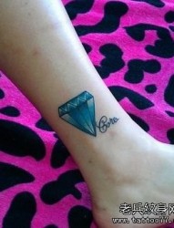 女孩子腿部彩色钻石纹身图片